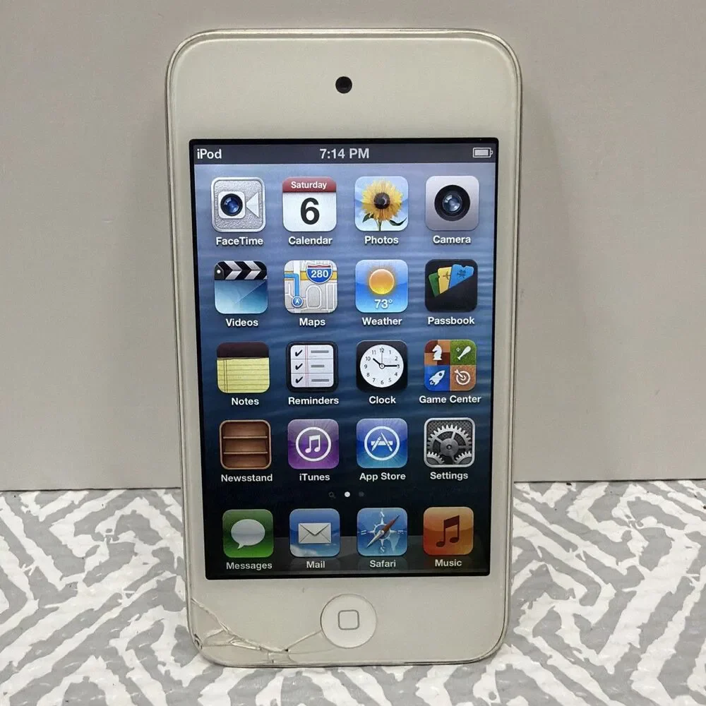 Apple iPod Touch 4th Gen 8GB White (A1367) For Parts - Cracked Screen, Powers On